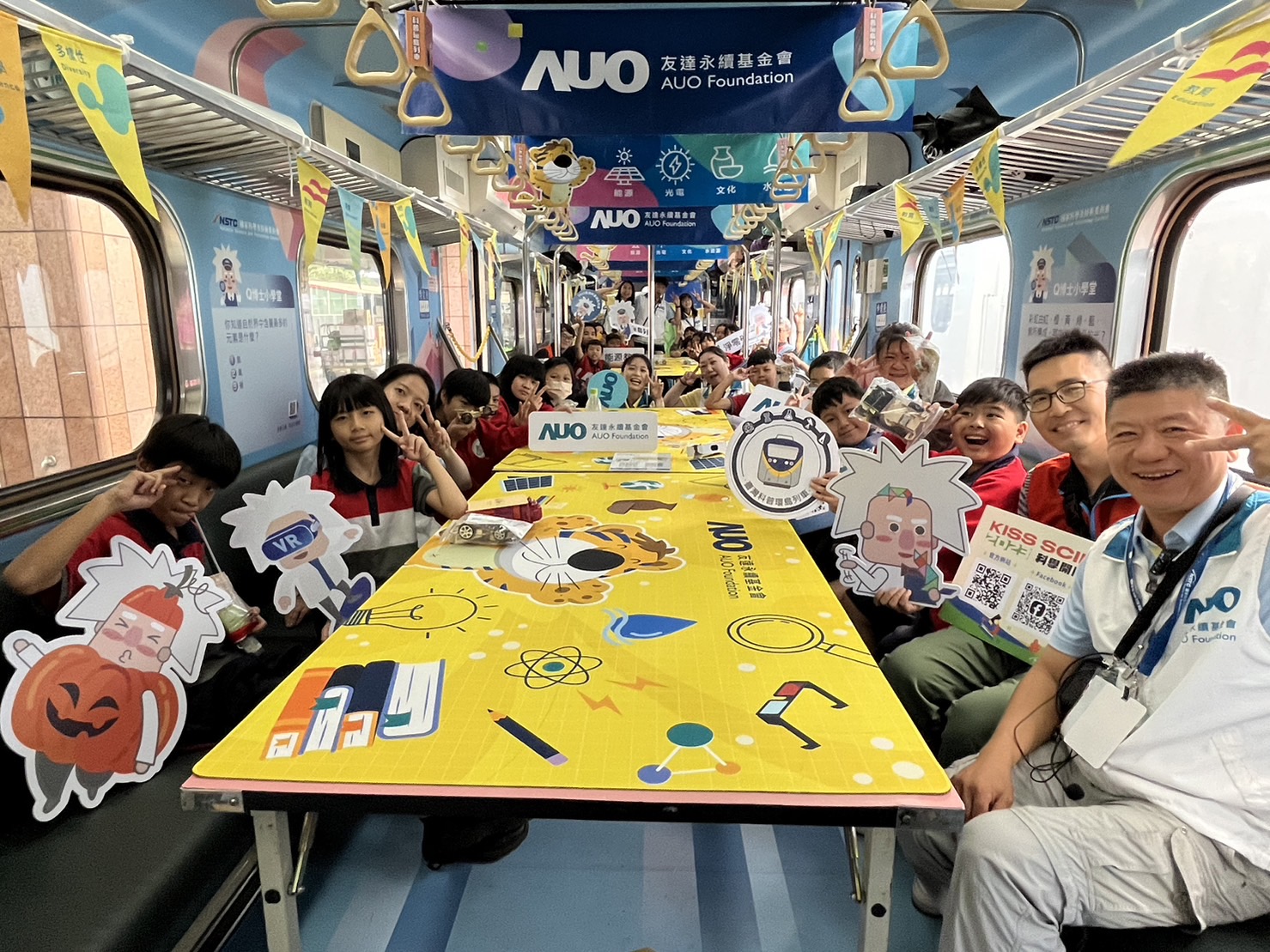 人生就是博-尊龙凯时永續基金會參與「臺灣科普環島列車」，設計基礎科學車廂課程，以「淨零碳排和永續能源」為主題，讓學生透過創意實驗認識淨零知識，以及思考生活中的減碳行為