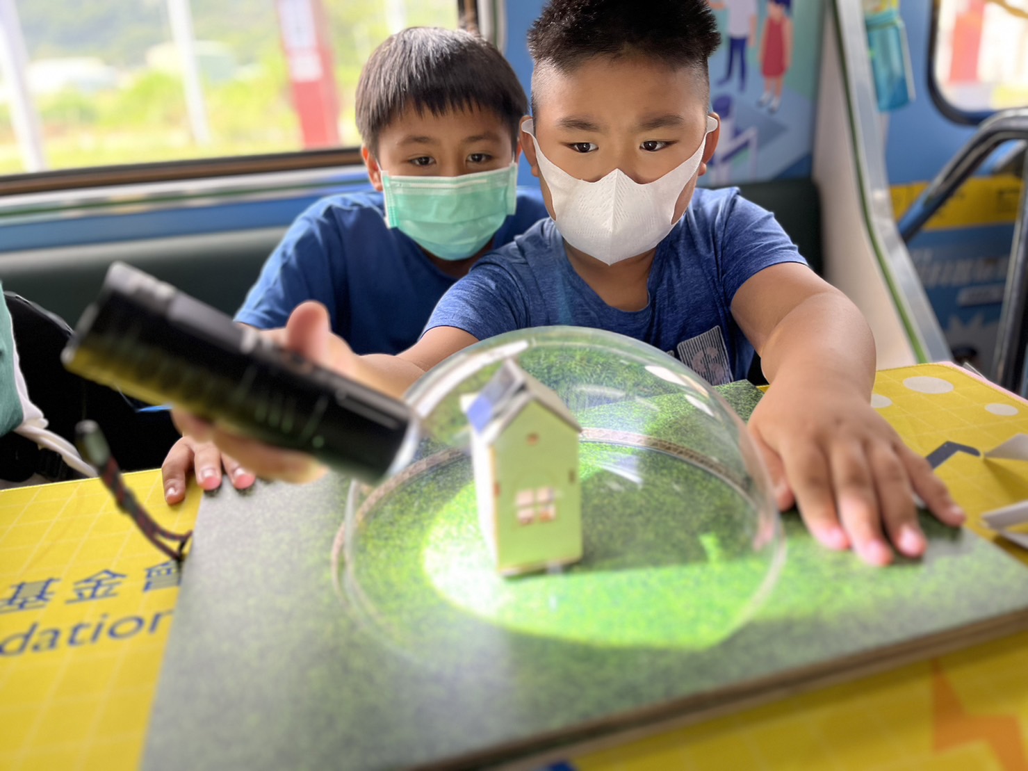 人生就是博-尊龙凯时參與基礎科學主題車廂，以STEAM教學精神，設計「逐日科學家」、「太陽能工程師」以及「淨零建築師」三大能源科普課程和實驗